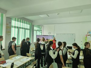 Read more about the article „LEUL CEL ISTEȚ – AVENTURI ÎN LUMEA BANILOR”, la Scoala Gimnaziala Grigore Rădulescu din Bezdead