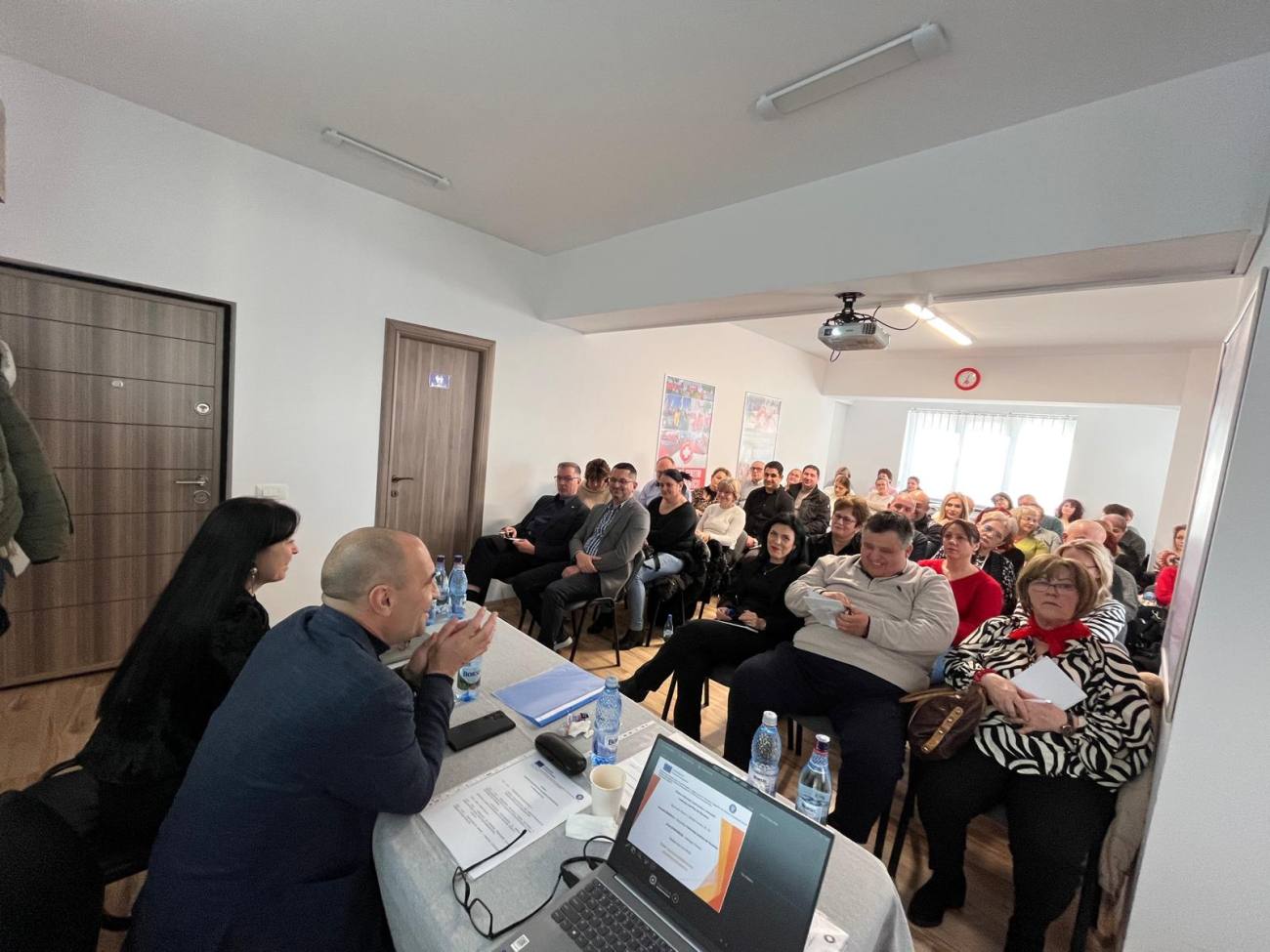 You are currently viewing Întâlnire pe tema provocărilor din sistemul de sănătate, la sediul Sanitas Dâmbovița