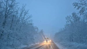 Read more about the article Atenție, șoferi! Se circulă în condiții de iarnă, cu precipitații sub formă de ninsoare și depuneri de zăpadă pe carosabil