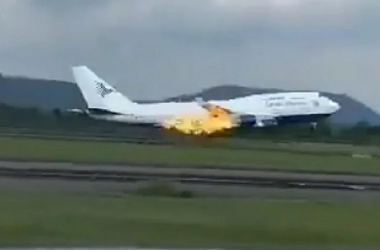 You are currently viewing Un avion a aterizat de urgenţă la New Jersey, după ce motorul a luat foc pentru că a lovit niște păsări