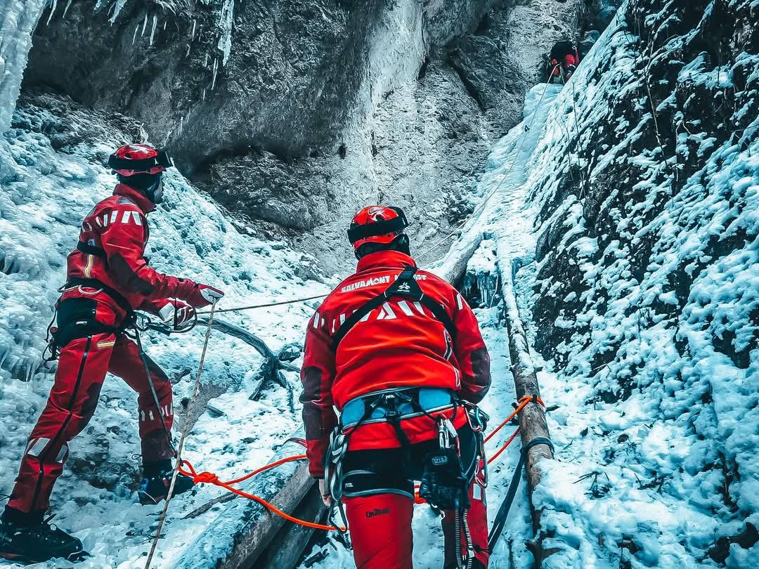 You are currently viewing Salvamontiștii din Neamț încearcă să aducă în siguranţă patru turiști blocați pe Ceahlău