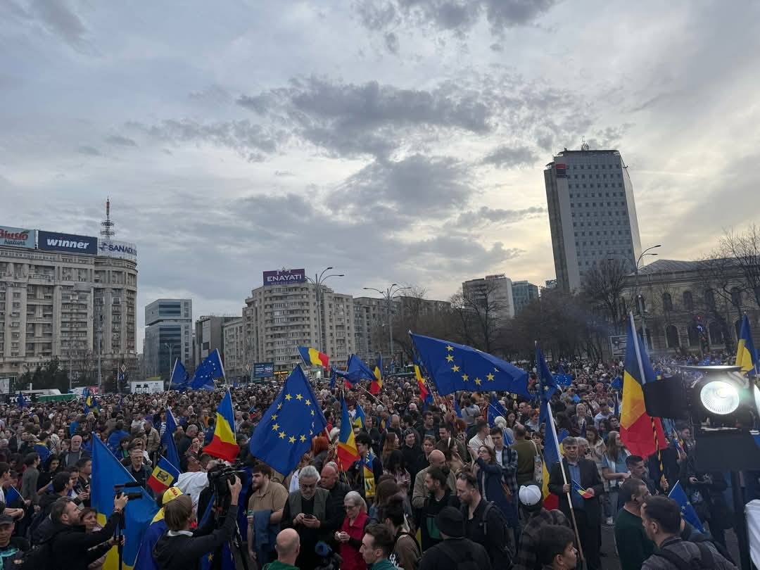 You are currently viewing Câteva mii de persoane participă la mitingul pro-european din Piața Victoriei, Bucureşti