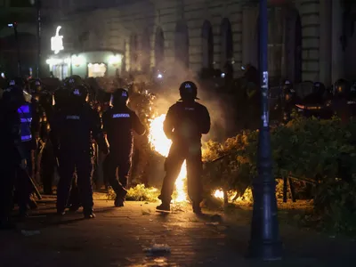 You are currently viewing Dosar penal pentru distrugere, întocmit de polițiști în urma protestului violent de duminică seară, din Bucureşti