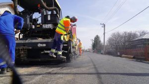 Read more about the article Avansează lucrările de modernizare și pe DJ 720 A, Gura Ocniței- Adânca –Bucșani – Dobra (Mărcești) – Finta – Cornești (Postârnacu) – DN1A