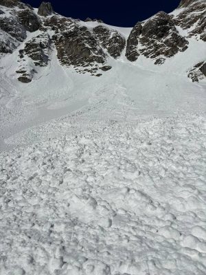 Read more about the article Atenție, turiști, este risc însemnat de avalanșe, pe crestele Bucegilor