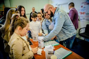 Read more about the article Cătălin Zmărăndescu, în mijlocul elevilor din Titu