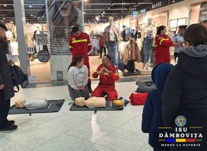 Read more about the article Sesiune de informare și instruire privind comportamentul în situații de urgență, realizată de pompieri, la Dâmbovița Mall