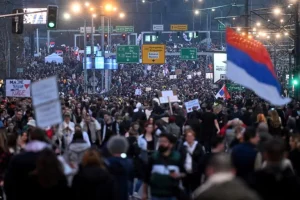 Read more about the article Mai mulți răniți după ce o mașină a intrat în manifestanți, în timpul mitingului de la Belgrad