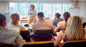 Read more about the article Expert achiziții publice, lucrător comercial, asistent personal profesionist și ajutor bucătar sunt 4 dintre cele 9 cursuri de calificare prognozate să înceapă în luna aprilie la AJOFM Dâmbovița