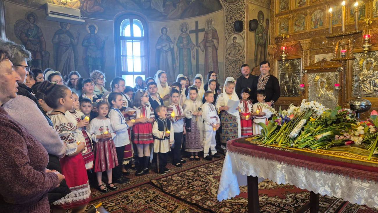 You are currently viewing Copiii din Ansamblul Cununa Brăneștiului au oferit momente emoționante, la Slujba Prohodului