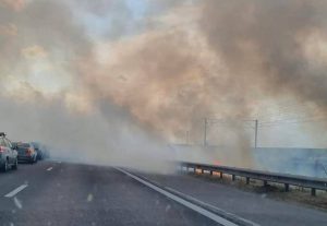 Read more about the article Trafic oprit pe DN71, la Buciumeni, din cauza unui incendiu