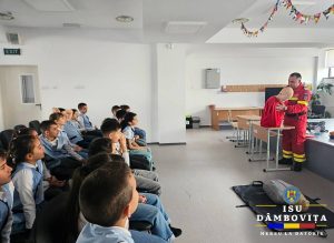Read more about the article Sesiuni educative privind acordarea primului ajutor, derulate de ISU Dâmbovița la Școlile„Paul Bănică” și „Matei Basarab” din Târgoviște