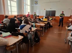 Read more about the article Sesiuni informative derulate de polițiști în unitățile școlare dâmbovițene