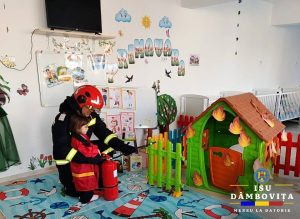 Read more about the article Preșcolarii de la Grădinița nr 2 din Târgoviște s-au împrietenit, astăzi, cu pompierii