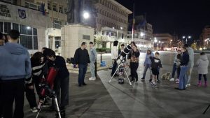 Read more about the article Luna Mondială a Astronomiei a debutat, aseară, la Târgoviște cu o sesiune prelungită de privit cerul prin telescoapele SARM