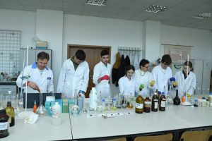 Read more about the article Profesorii UVT îi pregătesc pe elevii dâmbovițeni calificați la fazele naționale ale olimpiadelor de Fizică și Chimie