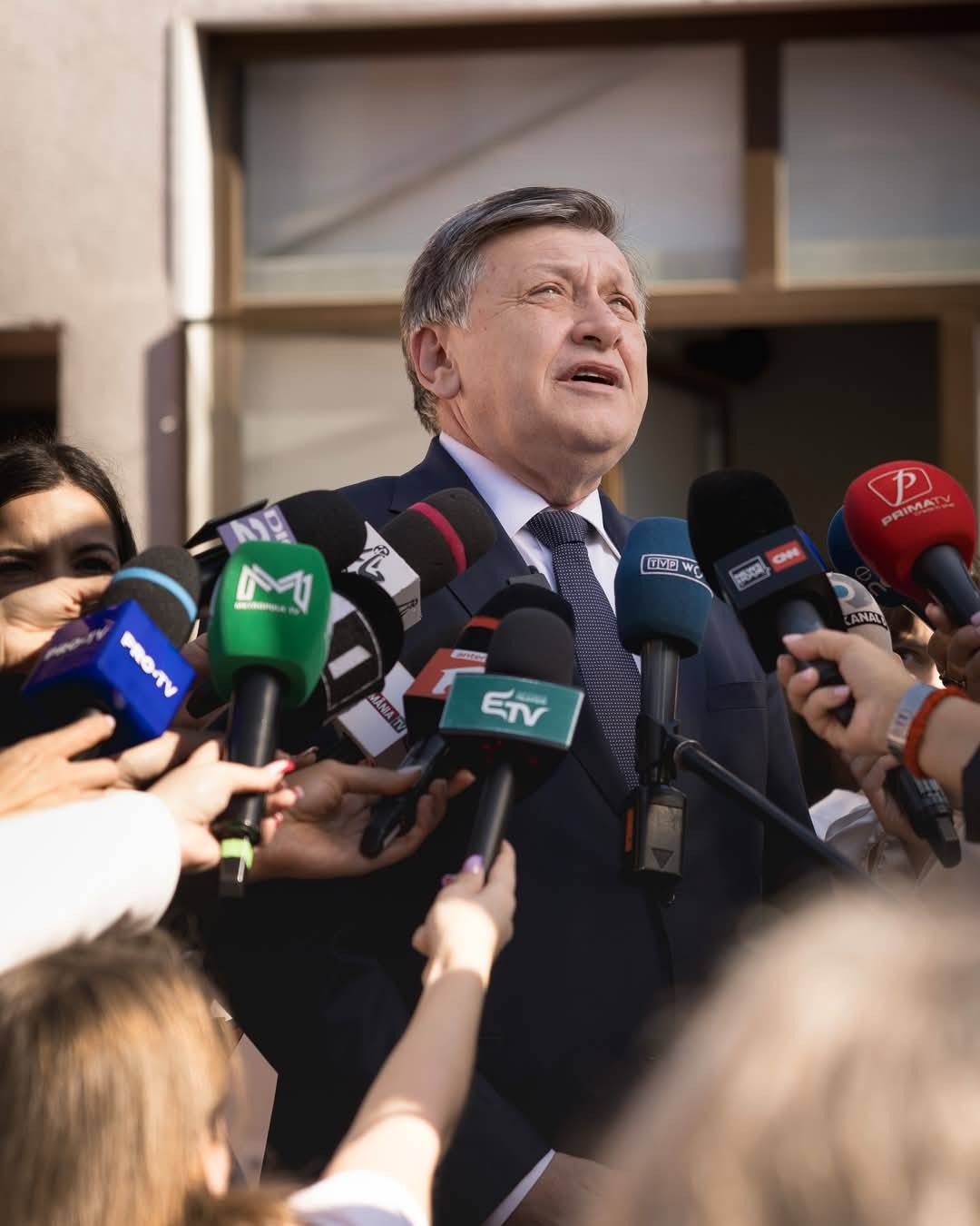 You are currently viewing Crin Antonescu: Indiferent de rezultat, nu vom avea decât un fals președinte („protejatul” lui Georgescu sau non-entitatea N. Dan, o ficțiune manevrată abil, ca la alba-neagra)