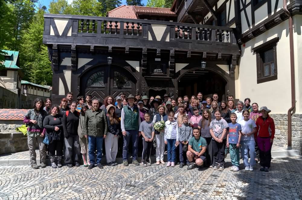 You are currently viewing Studenți și elevi desfășoară activități practice la Castelul Peleș din Sinaia