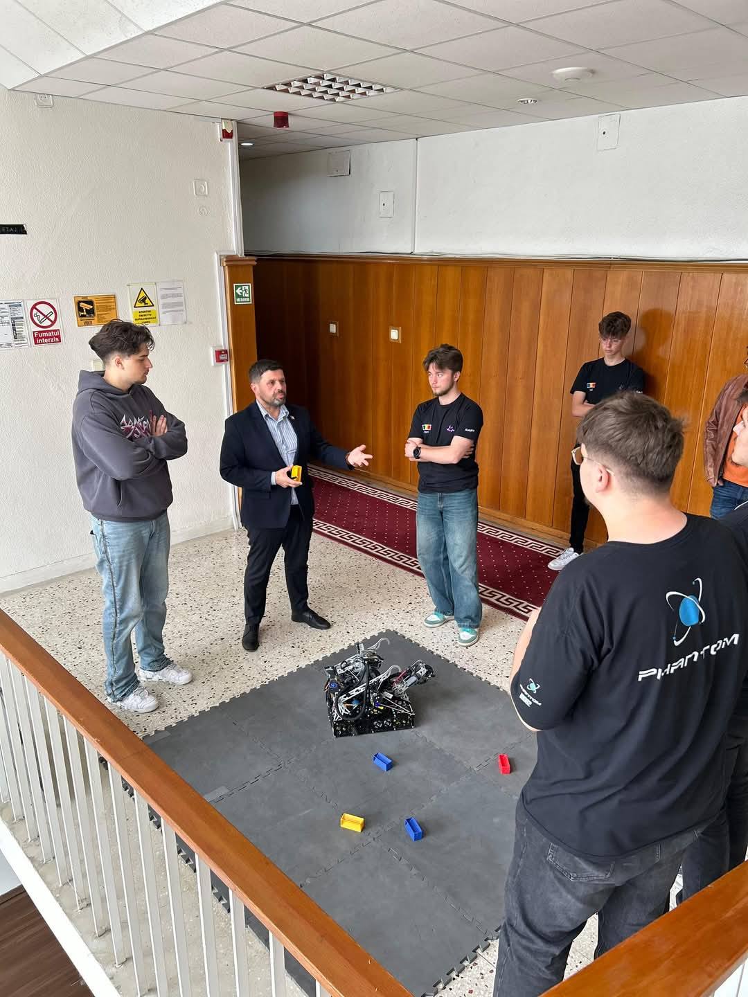 You are currently viewing Echipele de robotică „Phantom Robotics” și „Black Phantoms”, în vizită la Prefectura Dâmbovița