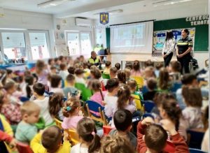 Read more about the article Activități educativ-preventive desfășurate de polițiștii dâmbovițeni la Grădinița „Prichindel” din Pucioasa