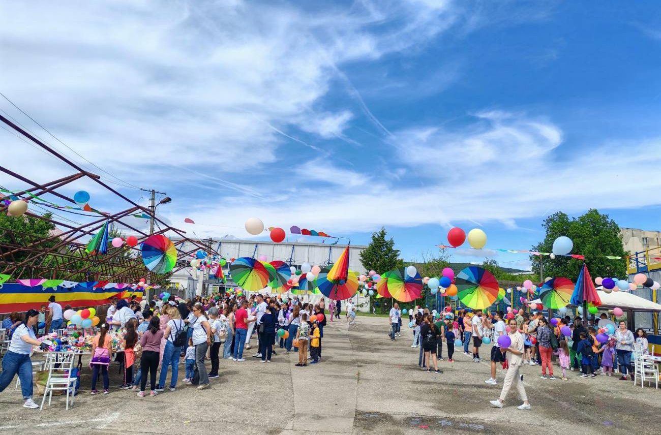You are currently viewing Participare numeroasă la evenimentul caritabil pentru sprijinirea copiilor cu autism „Construim lumea lor”, derulat la Moreni