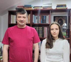 Read more about the article Ionuț Vulpescu duce mai departe tradiția acordării unei burse, în memoria tatălui său, fost preot paroh, la Dobra
