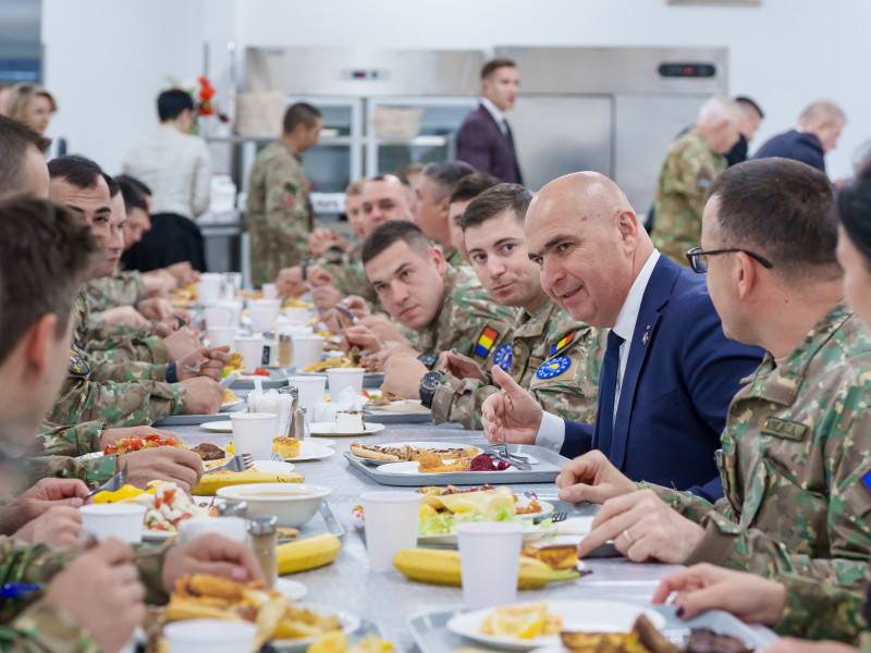 You are currently viewing Bolojan a vizitat Misiunea Militară UE în Bosnia, condusă de România