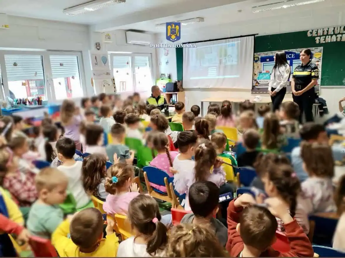 You are currently viewing Activități educativ – preventive, derulate de polițiștii dâmbovițeni, la Grădinița „Prichindel” din Pucioasa