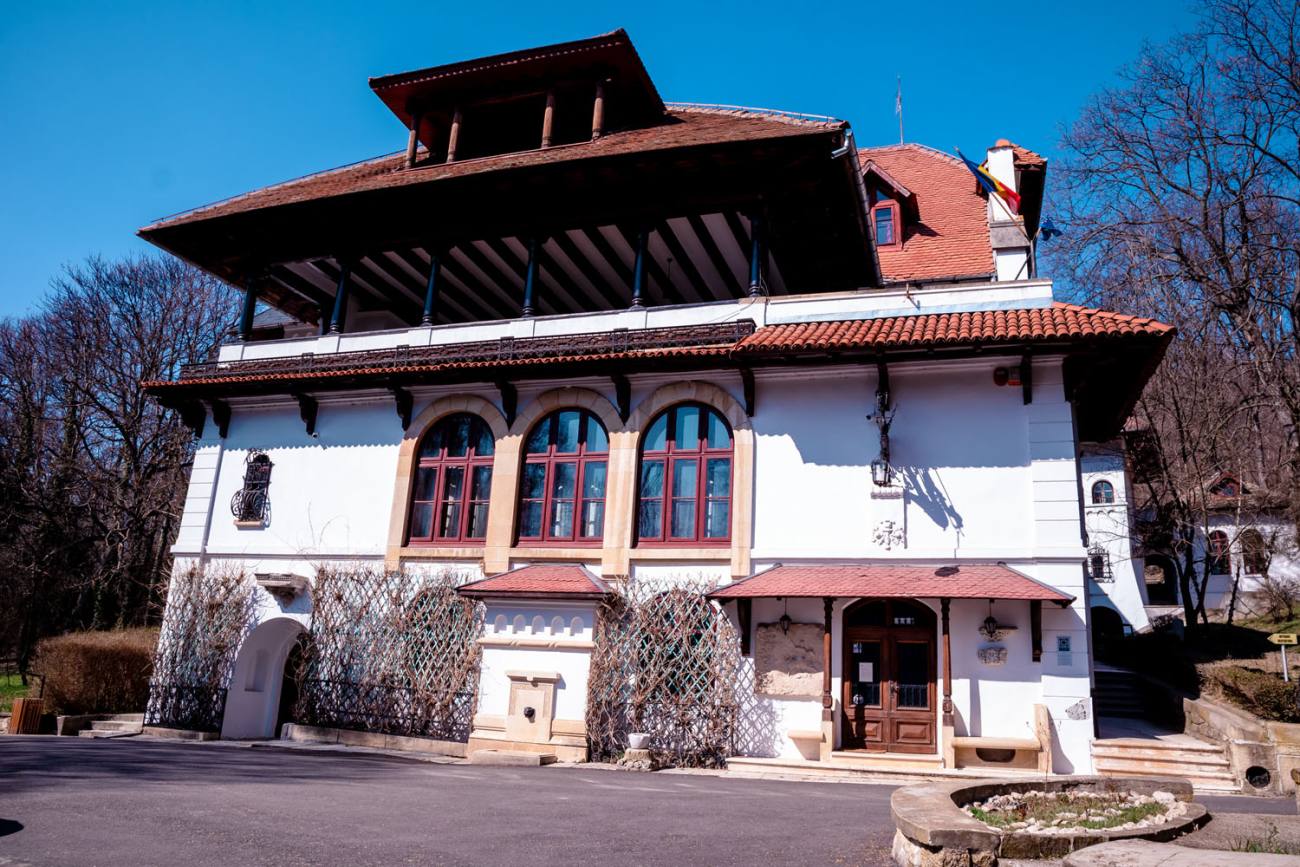 You are currently viewing Liderii PNL s-au întâlnit la Vila Florica din Ștefănești, pentru a marca 150 de ani de la fondarea partidului
