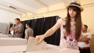 Read more about the article Prezență redusă a tinerilor la vot, în turul doi al alegerilor prezidențiale