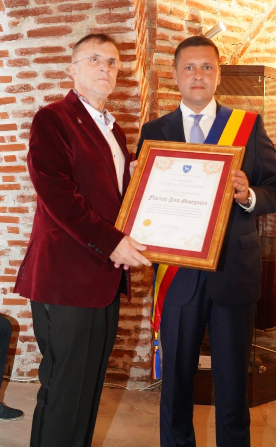 You are currently viewing Titlul de „Cetățean de onoare al județului Dâmbovița” a fost conferit, anul acesta, tenorului Florin Georgescu