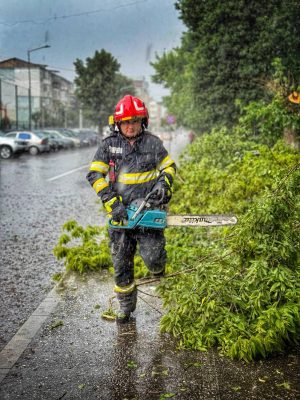 Read more about the article Intervenții ale pompierilor dâmbovițeni pentru înlăturarea efectelor furtunii din această după-amiază