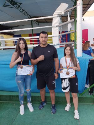 Read more about the article Două pugiliste de la CSM Târgoviște, medaliate cu bronz la Cupa României de box feminin