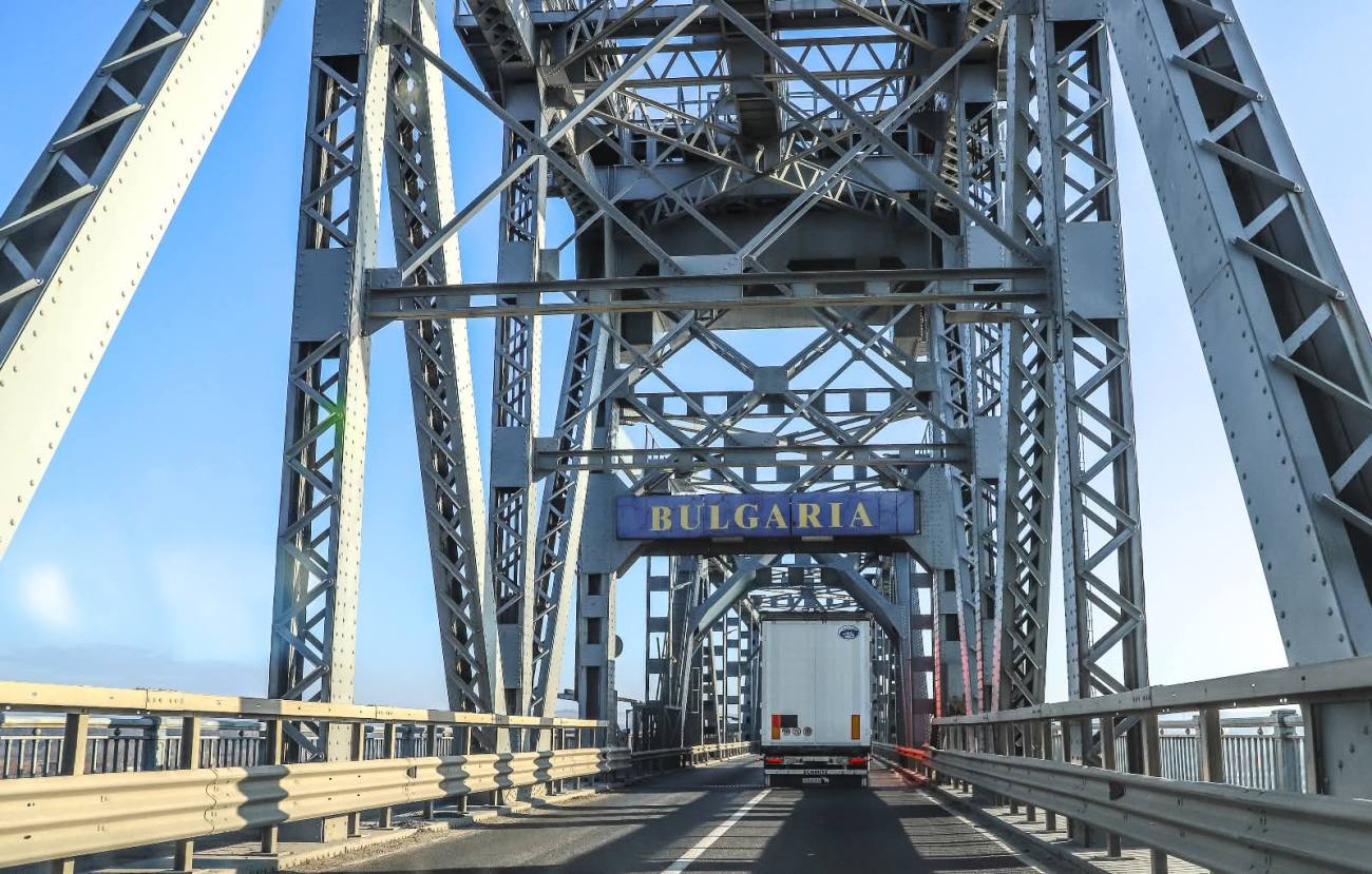 You are currently viewing Astăzi, autoturismele care trec podul peste Dunăre în sensul Giurgiu – Ruse nu achită tariful de trecere