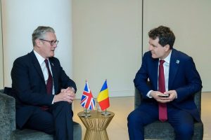Read more about the article Nicuşor Dan a avut o întâlnire bilaterală cu prim-ministrul britanic Keir Starmer la summitul NATO