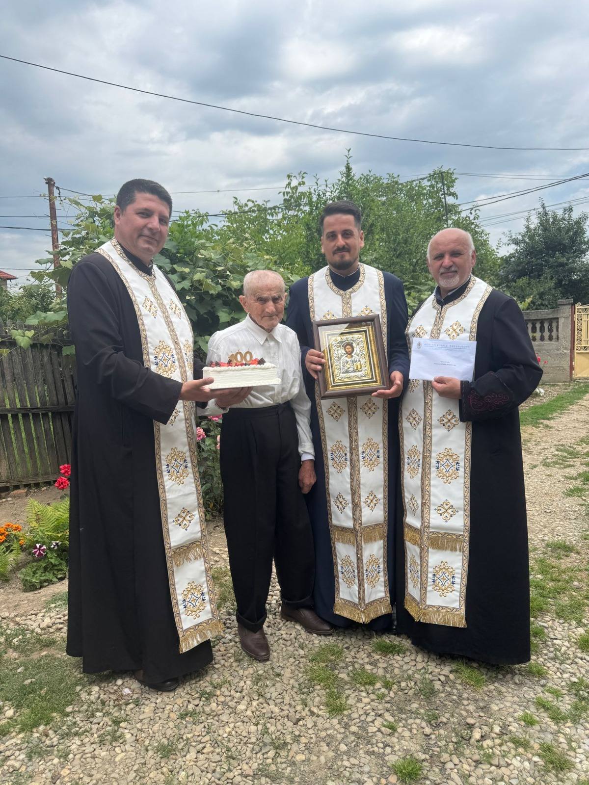 You are currently viewing IPS PĂRINTE MITROPOLIT NIFON A TRANSMIS  UN MESAJ DE BINECUVÂNTARE DOMNULUI NICOLAE VINTILĂ, DIN LOCALITATEA PICIOR DE MUNTE, LA ÎMPLINIREA VÂRSTEI DE 100 ANI