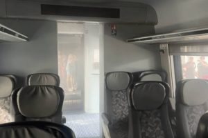 Read more about the article Un tren privat care circula pe ruta București-Braşov a fost cuprins de flăcări