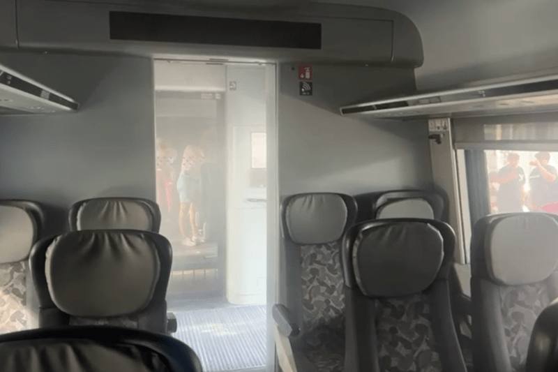 You are currently viewing Un tren privat care circula pe ruta București-Braşov a fost cuprins de flăcări