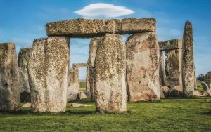 Read more about the article Mii de oameni s-au strâns la străvechiul monument Stonhenge pentru a marca începutul verii