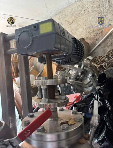You are currently viewing Polițiștii au descoperit unul dintre cele mai mari laboratoare de producţie ilegală de droguri sintetice din România
