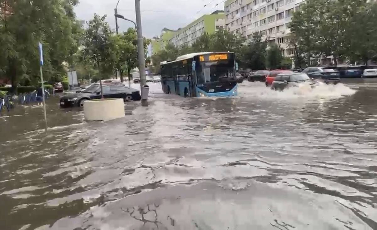You are currently viewing Furtuna puternică de astăzi din București, un fenomen ce apare „o dată la 100 de ani”