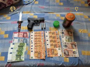 Read more about the article DÂMBOVIȚA: ACȚIUNE A POLIȚIȘTILOR ȘI PROCURORILOR PENTRU COMBATEREA TRAFICULUI DE DROGURI! AU FOST GĂSITE SUBSTANȚE INTERZISE DE MARE RISC!