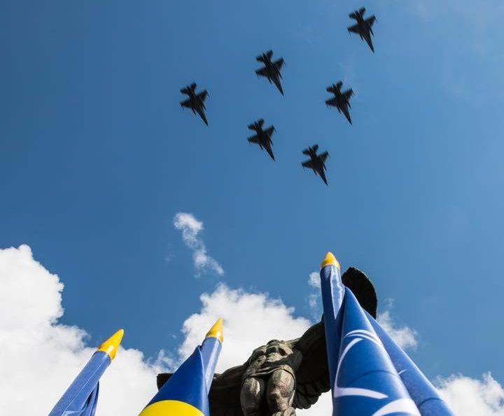 You are currently viewing Ceremonie militară şi religioasă, la Monumentul Eroilor Aerului, cu ocazia Zilei Aviaţiei Române şi a Forţelor Aeriene