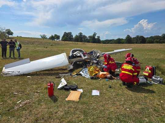 You are currently viewing Un avion de mici dimensiuni s-a prăbușit la Orăștie. Pilotul a murit