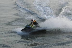 Read more about the article Doi copii, loviţi de un ski-jet condus de un bărbat care consumase alcool