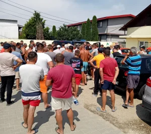 Read more about the article Zeci de agricultori, din Bazinul Legumicol Lungulețu, protestează pentru a doua zi consecutiv, în fața primăriei