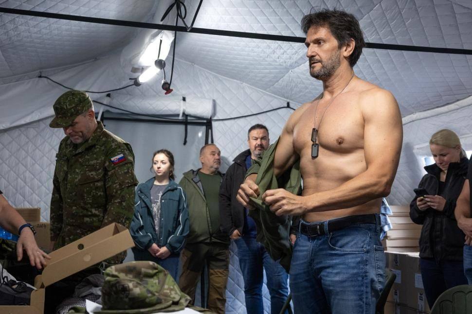 You are currently viewing Președintele Slovaciei și ministrul Apărării fac două săptămâni de pregătire militară