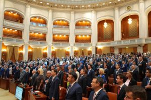 Read more about the article Aurelian Cotinescu: Țara arde, dar opoziția face show, confundă tribuna Parlamentului cu o scenă de stand-up comedy cu urlete, țipete, jigniri, atacuri la persoană și zero soluții