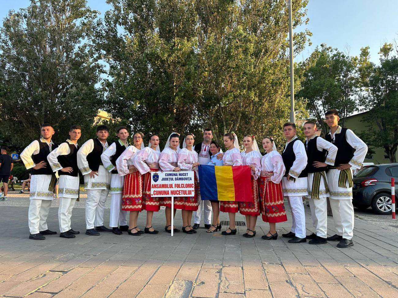 You are currently viewing Ansamblul „Cununa Nucetului” a prezentat tradițiile dâmbovițene, la International Folk Dance & Music Festival – Cultural Dialogue On The Same Stage, desfășurat în Italia
