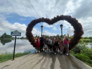 Read more about the article Grupa mijlocie a ansamblului „Cununa Nucetului” în aventură, la Comana, de Ziua prieteniei